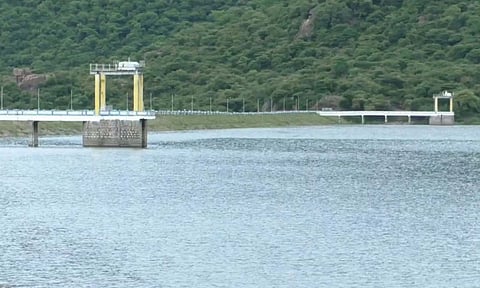 தருமபுரி மாவட்டத்தில் பெய்த கனமழையால் பாப்பிரெட்டிப்பட்டி அருகே சேர்வராயன் மலை அடிவாரத்தில் உள்ள வாணியாறு அணைக்கு நீர்வரத்து அதிகரித்துள்ளது. இதனால் அணையின் நீர்மட்டம் 62 அடியாக உயர்ந்து கடல்போல் காட்சி அளிப்பதை படத்தில் காணலாம்.