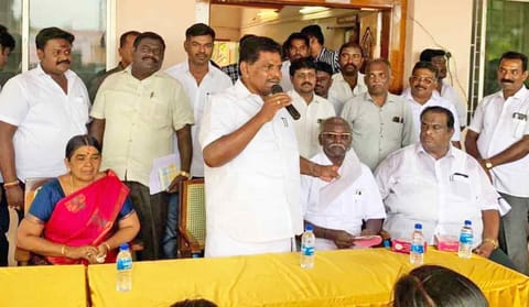 நிகழ்ச்சியில் அமைச்சர் அனிதா ராதாகிருஷ்ணன் பேசிய போது எடுத்த படம். அருகில் ஆறுமுகநேரி பேரூராட்சி தலைவர் கலாவதி கல்யாண சுந்தரம், துணைத் தலைவர் கல்யாண சுந்தரம் ஆகியோர் உள்ளனர்.