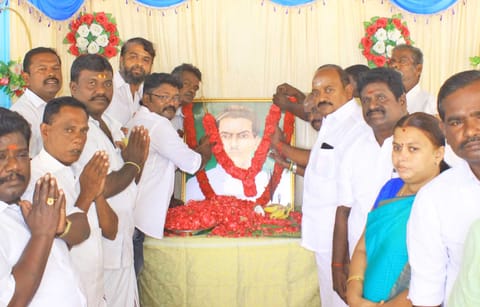 இம்மானுவேல் சேகரன் உருவப்படத்திற்கு அ.தி.மு.க. மாவட்ட செயலாளர் தச்சை கணேசராஜா தலைமையில் மரியாதை செலுத்தப்பட்ட காட்சி.