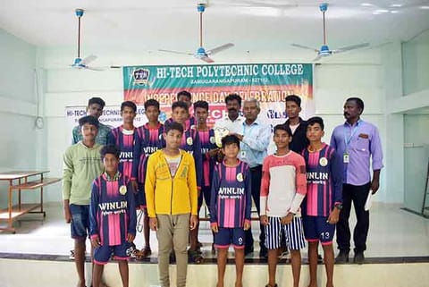 வெற்றிப்பெற்ற அணிகளுக்கு பரிசுக்கோப்பை வழங்கப்பட்ட காட்சி.