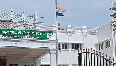 தஞ்சை மாநகராட்சி அலுவலகத்தில் தேசியக்கொடி அரைக்கம்பத்தில் பறக்க விடப்பட்டது.