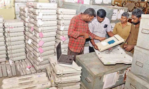 மின்னணு எந்திரங்கள் சரிபார்க்கப்பட்ட காட்சி.