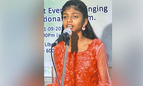 4 மணி நேரத்தில் 195 நாடுகளின் தேசிய கீதங்களை பாடி அசத்திய மாணவி