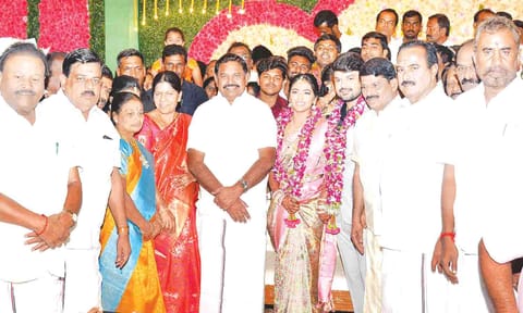 திருமண வரவேற்பு விழாவில் முன்னாள் முதல்-அமைச்சர் எடப்பாடி பழனிசாமி மணமக்களை வாழ்த்திய போது எடுத்த படம்.&nbsp;