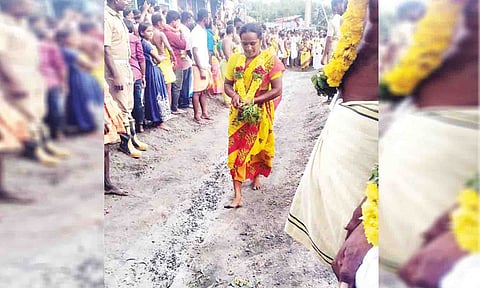 &nbsp;பத்திரகாளியம்மன் கோவிலில் குண்டம் திருவிழா நடைபெற்ற காட்சி.