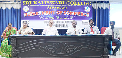 வணிகவியல் துறை கருத்தரங்கில் பங்கேற்றவர்கள்.
