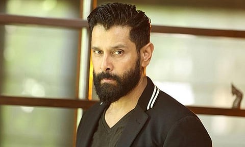 வீட்டில் பணியாற்றும் ஊழியரின் இல்லத் திருமணத்தில் கலந்து கொண்ட நடிகர் விக்ரம்