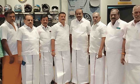 அ.தி.மு.க. துணை பொதுச்செயலாளர் நத்தம் விஸ்வநாதனுக்கு வரவேற்பு அளித்த காட்சி.