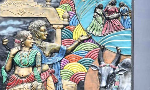 மென்டில்  புடைப்பு சிற்பம் அமைக்கப்பட்ட காட்சி.