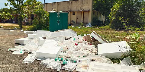கலெக்டர் அலுவலக வளாகத்தில் குவிந்து கிடக்கும்&nbsp; பிளாஸ்டிக் கழிவுகளை படத்தில் காணலாம்.