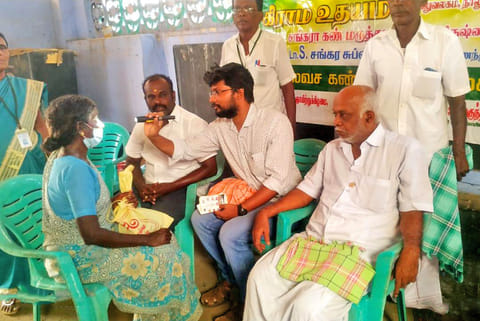 கண் சிகிச்சை முகாம் நடைபெற்ற காட்சி.
