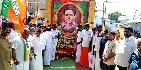 தியாகி இமானுவேல் சேகரன் படத்திற்கு பா.ஜ.க.வினர் மாலை அணிவித்தனர்.