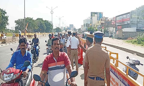 வாகன ஓட்டிகள் போலீசாரிடம் வாக்குவாதத்தில் ஈடுபட்ட காட்சி.