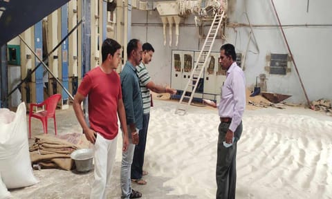 நெல் அரவை அரிசி ஆலைகளில் சோதனையில் ஈடுபட்ட குடிமை பொருள் குற்ற புலனாய் பிரிவு போலீசார்.