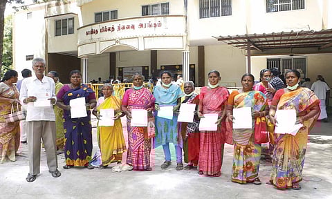 வேலூர் கலெக்டர் அலுவலகத்தில் மனு அளிக்க வந்த மகளிர் சுய உதவி குழு பெண்கள்.