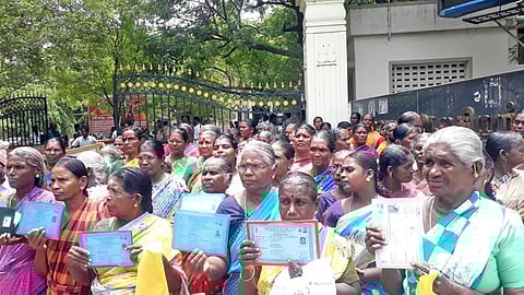 கலெக்டர் அலுவலகத்தில் மனு அளித்த மேலப்பாட்டம் பகுதி பெண்கள்.