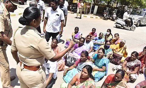 இலவச வீட்டு மனைபட்டா வழங்க கேட்டு கிராம மக்கள் தர்ணா போராட்டம்