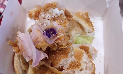 நீல நிற கையுறை இருந்த பர்கர்.