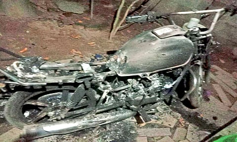 மார்த்தாண்டம் அருகே மோட்டார் சைக்கிள் தீ வைத்து எரிப்பு