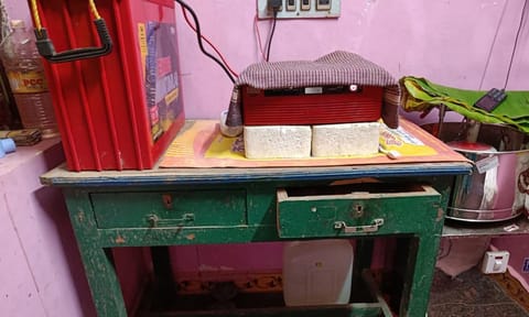 டேபிள் டிராயரில் இருந்த நகை பணத்தை மர்ம நபர்கள்  கொள்ளையடித்து உள்ள காட்சி.&nbsp;
