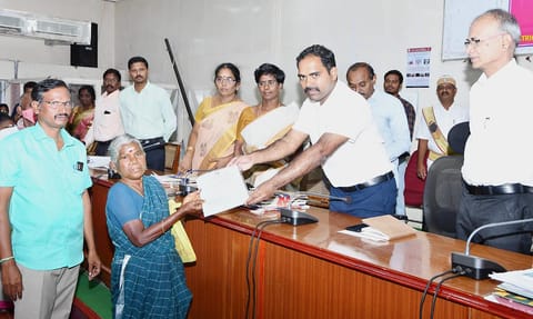 மக்கள் குறைதீர்க்கும் கூட்டத்தில் பயனாளிகளுக்கு மனை ஒதுக்கீட்டு ஆணைகளை கலெக்டர் மதுசூதன்ரெட்டி வழங்கினார்.