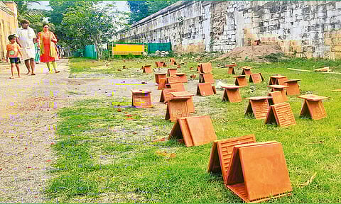 கோவில் உள்பகுதி வளாகத்தில் கற்களை வீடுபோன்று அடுக்கி வைத்துள்ள காட்சி.