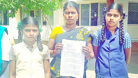 குழந்தைகளுடன் மனு அளிக்க வந்த உமா.