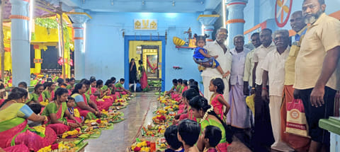 பூஜையில் கலந்து கொண்டவர்களை படத்தில் காணலாம்.