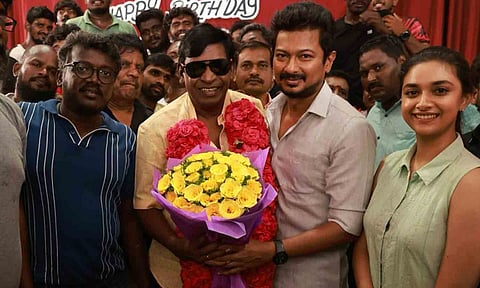 மாமன்னன் படக்குழுவுடன் கேக் வெட்டிய வடிவேலு