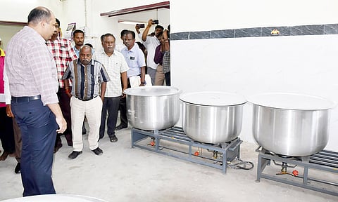 ஈரோடு காமராஜர் பள்ளி சமையல் கூடத்தில் கலெக்டர் கிருஷ்ணனுண்ணி ஆய்வு