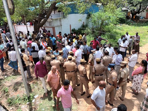 கோவிலை இடிக்க எதிர்ப்பு தெரிவித்து இந்து அமைப்புகள் போராட்டம்