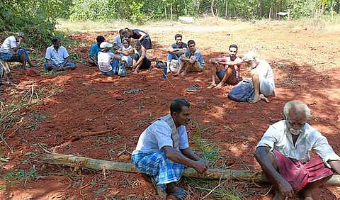 வெளிநாட்டினர் முற்றுகையில் ஈடுபட்ட காட்சி.