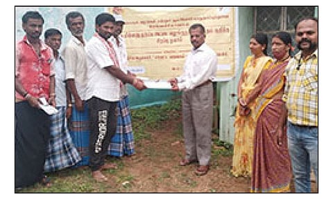 முகாமில் மனு கொடுத்த பொதுமக்கள்.