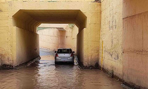 குளம் போல் மழை நீர் தேங்கியுள்ள காட்சி.