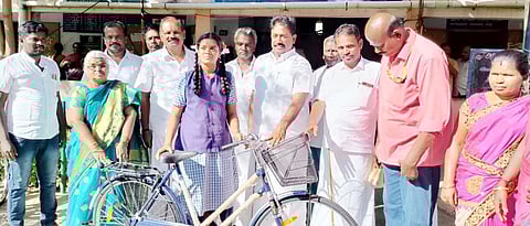 விலையில்லா சைக்கிள்களை மாணவிகளுக்கு தங்கபாண்டியன் எம்.எல்.ஏ. வழங்கினார்.
