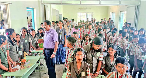 ஹார்வர்டு ஹைடெக் மெட்ரிக் மேல்நிலைப்பள்ளியில் அறிவியல் கண்காட்சியை தாளாளர் டாக்டர் தினேஷ் பார்வையிட்ட காட்சி