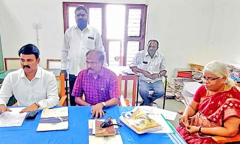 ஆலோசனை கூட்டத்தில் அறங்காவலர் குழு தலைவர்  இரா. அருள்முருகன் பேசிய காட்சி.