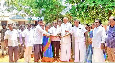 நவ்வலடியில் ஆக்சிசன்லைன் அமைக்கும் பணியை சபாநாயகர் அப்பாவு தொடங்கிவைத்தபோது எடுத்த படம். அருகில் மாவட்ட பஞ்சாயத்து தலைவர் வி.எஸ்.ஆர்.ஜெகதீஷ், நவ்வலடி பஞ்சாயத்து தலைவர் ராதிகா சரவணக்குமார் உள்பட பலர் உள்ளனர்