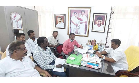 மின்துறை அதிகாரிகளுடன் சம்பத் எம்.எல்.ஏ ஆலோசனை நடத்திய காட்சி.