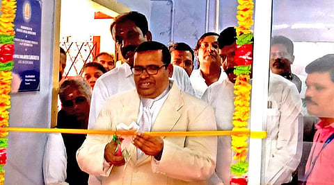 உதவி மையத்தை  மாவட்ட முதன்மை நீதிபதி குமரகுரு திறந்து வைத்தபோது எடுத்தபடம்
