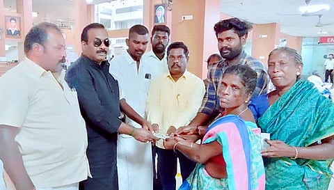 பாதிக்கப்பட்ட குடும்பத்தினருக்கு நிதியுதவி வழங்கப்பட்டது.