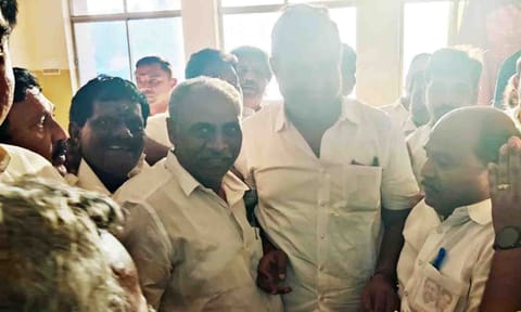 முன்னாள் அமைச்சர் எஸ்.பி. வேலுமணி, திருப்பூர் மாநகர் மாவட்ட நிர்வாகிகளை சந்தித்த காட்சி.