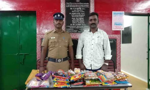 பறிமுதல் செய்யப்பட்ட புகையிலை பொருட்களை படத்தில் காணலாம்.
