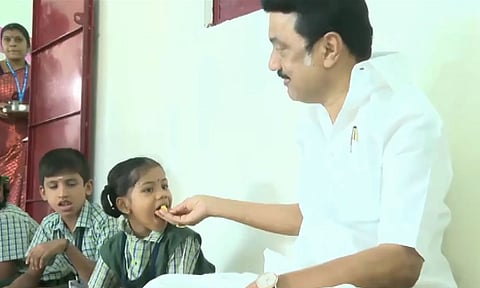 அரசு பள்ளி மாணவர்களுக்கு காலை சிற்றுண்டி திட்டம்- முதல்வர் மு.க.ஸ்டாலின் தொடங்கி வைத்தார்