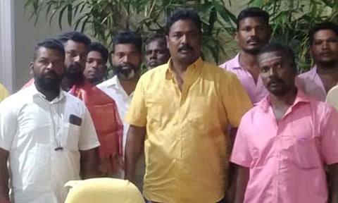 பிள்ளைச்சாவடி புதிய கிராம பஞ்சாயத்தார் கல்யாணசுந்தரம் எம்.எல்.ஏ.வை சந்தித்து வாழ்த்து பெற்ற காட்சி.