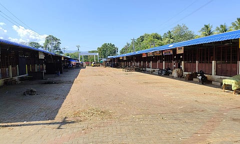 வெறிச்சோடி காணப்பட்ட திண்டுக்கல் காந்தி மார்க்கெட்.