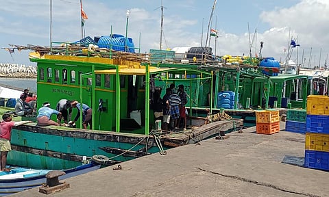 மீனவளத்துறை அனுமதி பெற்று மீன் பிடிக்கச் செல்லவேண்டும் - துணை இயக்குநர் தகவல்