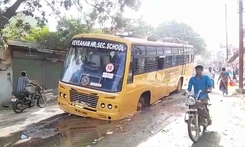 &nbsp;பள்ளிவாகனத்தின் சக்கரம் ரோட்டில் புதையுண்ட காட்சி.