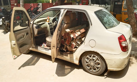 காரில் கடத்தி வரப்பட்ட இரும்புகளை படத்தில் காணலாம்.