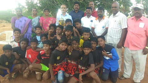 கீழக்கரையில் நடைபெற்ற மாணவர்களுக்கான கால்பந்தாட்ட போட்டியில் முதலிடம் பெற்ற மாணவர்கள்.